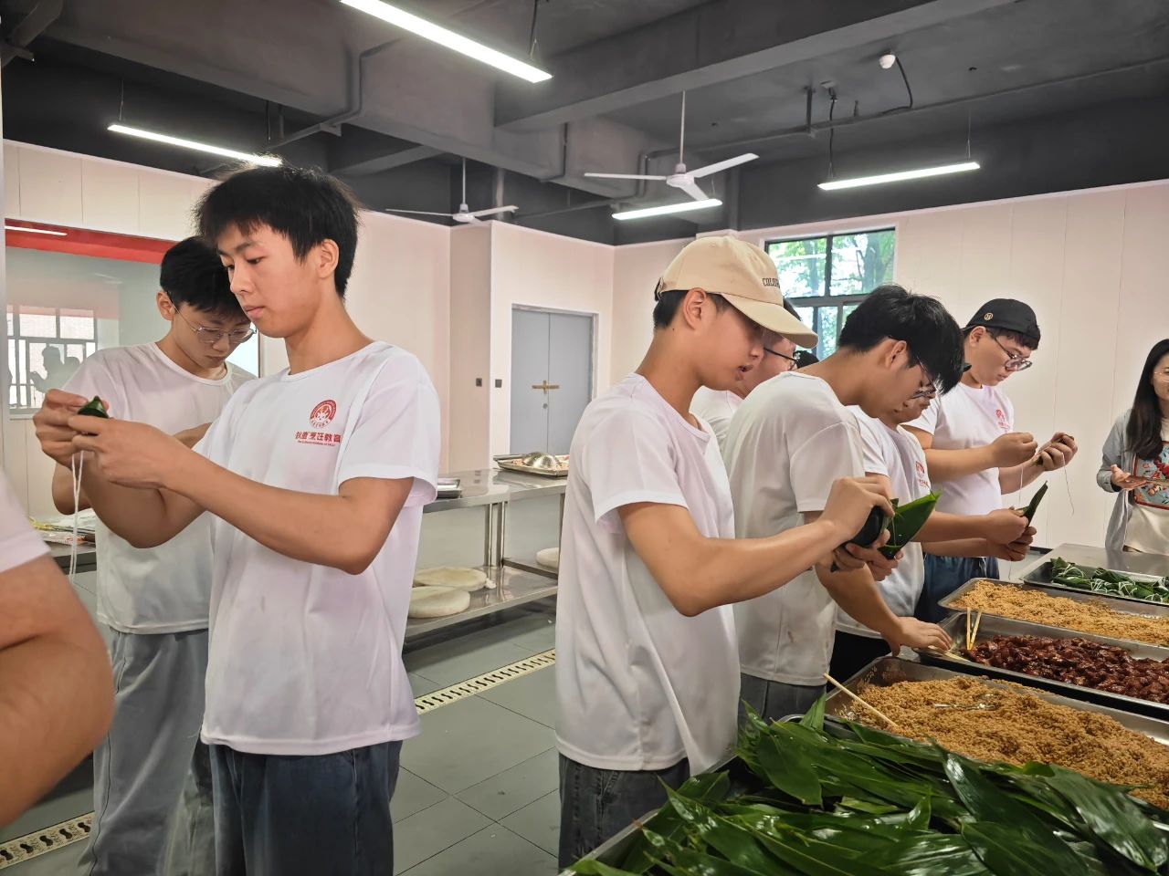 粽香傳技顯匠心，文化傳承展風采 | 長沙科技工程學校“迎端午·包粽子”活動圓滿舉行